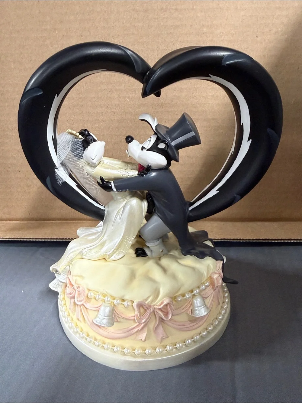 VTG 2000 Looney Tunes Pepe Le Pew Wedding Cake Topper LE 1552/2500 COA